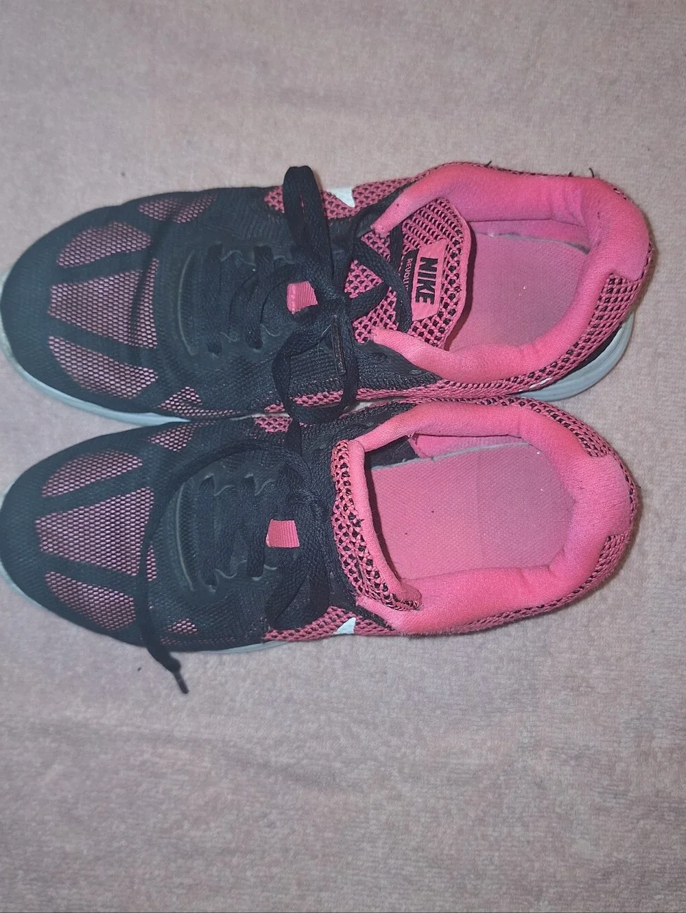 Nike Womens Black and Pink Lightweight Running Sneakers